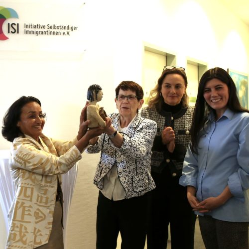 Shahla Payam, ISI-Vorstandmitglied, Prof. Rita Süssmuth, Cristina Cipolletta, Projektmanagerin ISI-COMPETENZentrum, Isabella Agraz, ISI-Vorstandmitglied