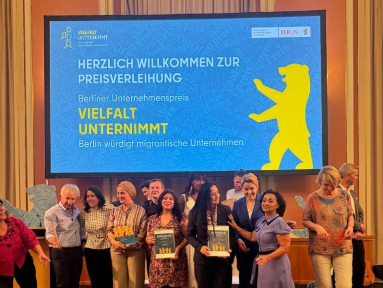 Shala Payam und Franziska Giffey mit den Gewinner