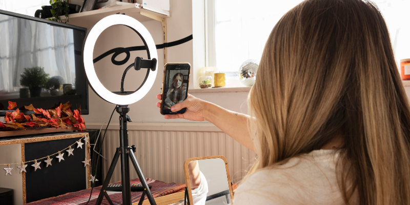 Meistere den Schnitt: Professionelle Videoproduktion für Instagram und TikTok | Präsenz