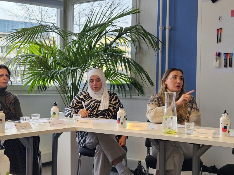 Dozentinnen Xenia Buchholz und Tharwat Kamal