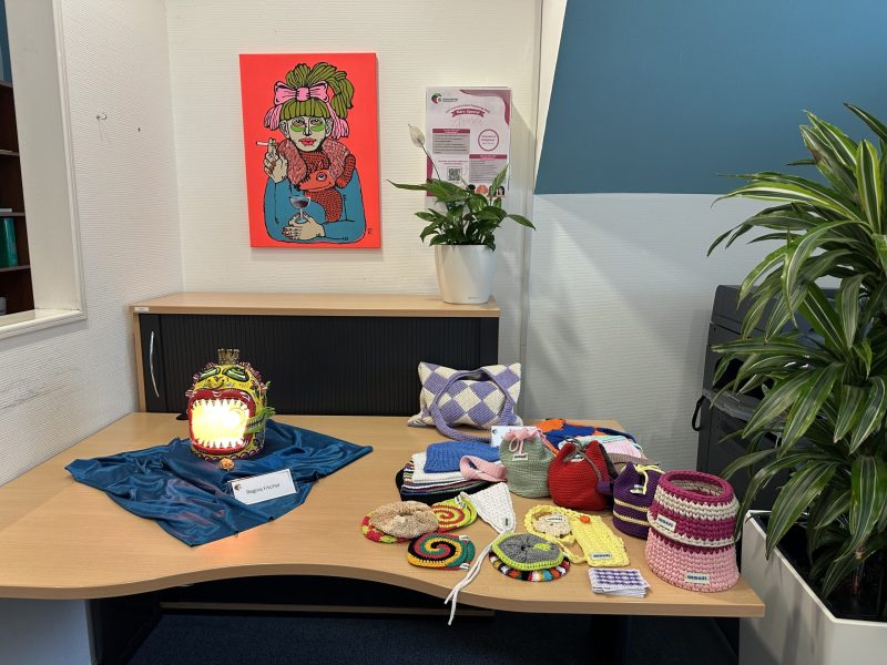 Kunstgalerie mit  Accessoires von Anna Ferrante