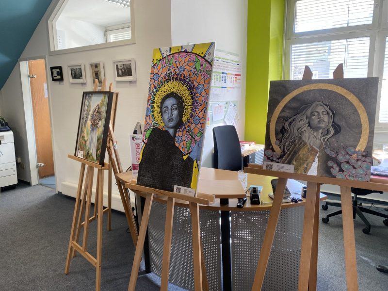 Kunstgalerie mit Werken von Alessia Sinopoli