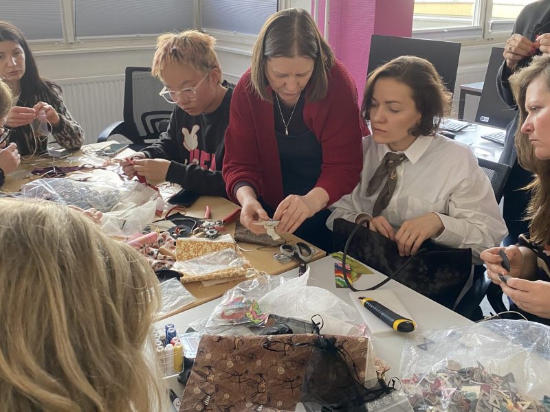 Accessories aus Stoff und Leder designen mit Marina (Dozentin)