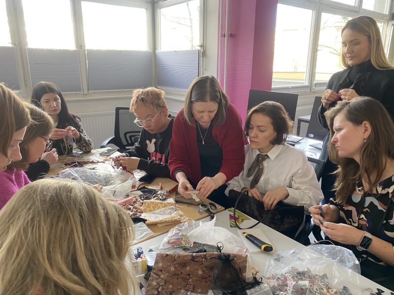 Accessories aus Stoff und Leder designen mit Marina (Dozentin)